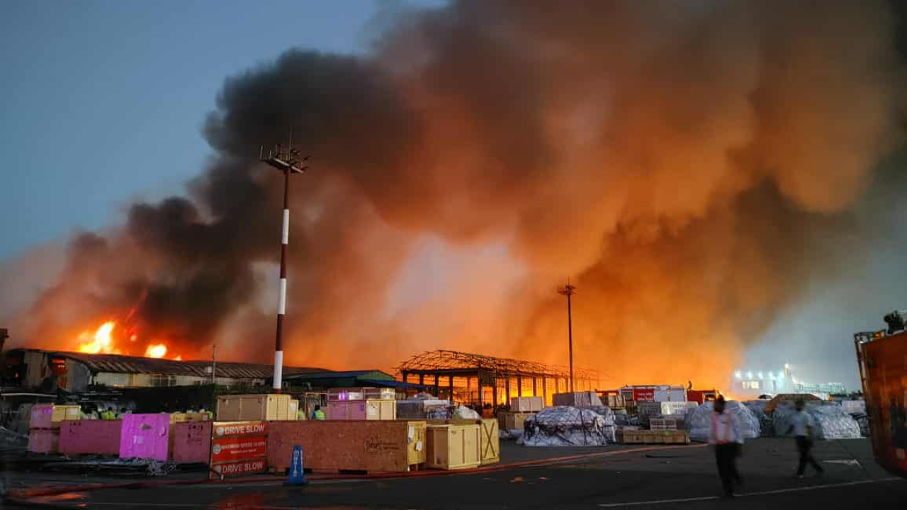 কার্গো ভিলেজের আগুন নাশকতা নয়, ছড়ায় কুরিয়ারের পণ্যের স্তূপ থেকে