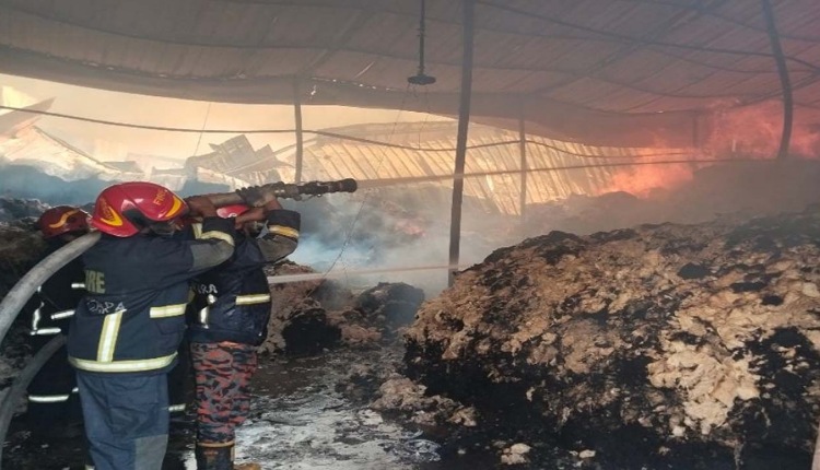 গাজীপুরে তুলার গুদামে আগুন, নিয়ন্ত্রণের চেষ্টা চালাচ্ছে ফায়ার সার্ভিসের ৭ ইউনিট