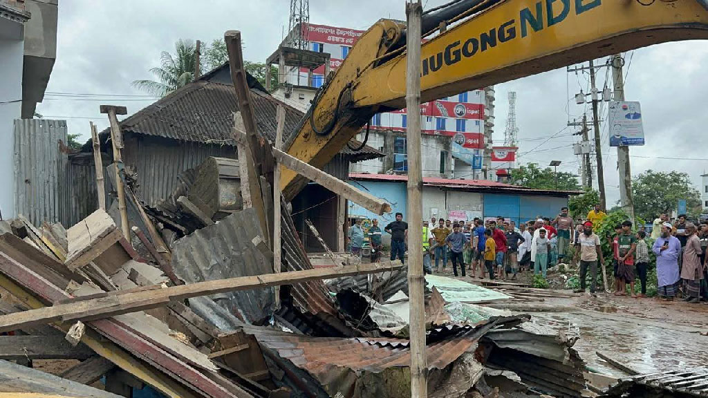 কুমিল্লায় অবৈধ দোকানপাট উচ্ছেদ অভিযান সওজের