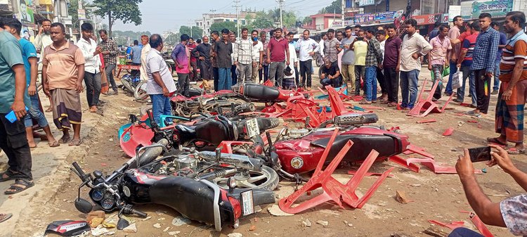 দলীয় প্রার্থী ঘোষণার পর গাংনীতে বিএনপির দুই পক্ষের ব্যাপক সংঘর্ষ-ভাঙচুর