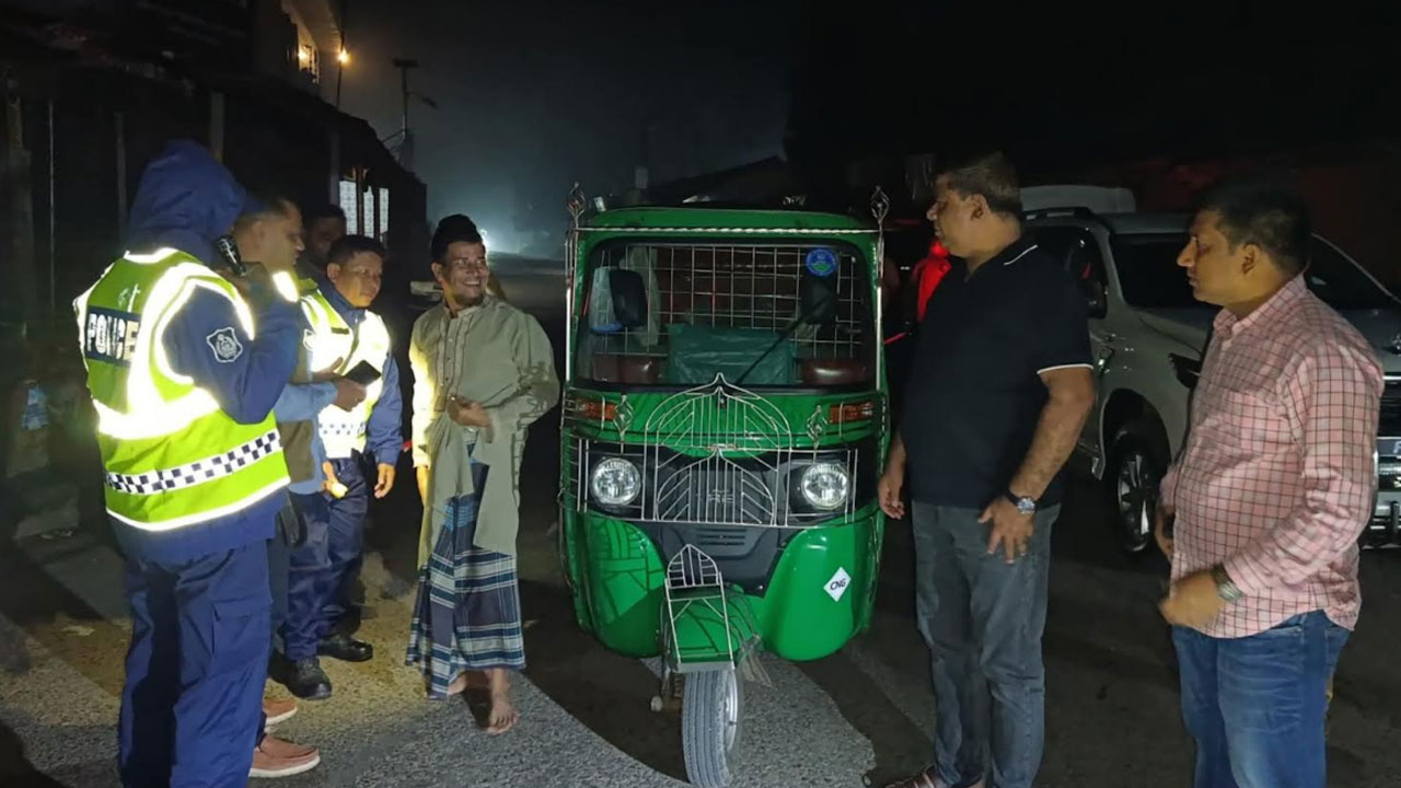 চুরি-ডাকাতি-ছিনতাই ঠেকাতে নোয়াখালীতে মধ্যরাতে পুলিশের চেকপোস্ট