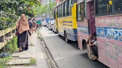 ছুটে চলা শহরে স্থবির জীবন