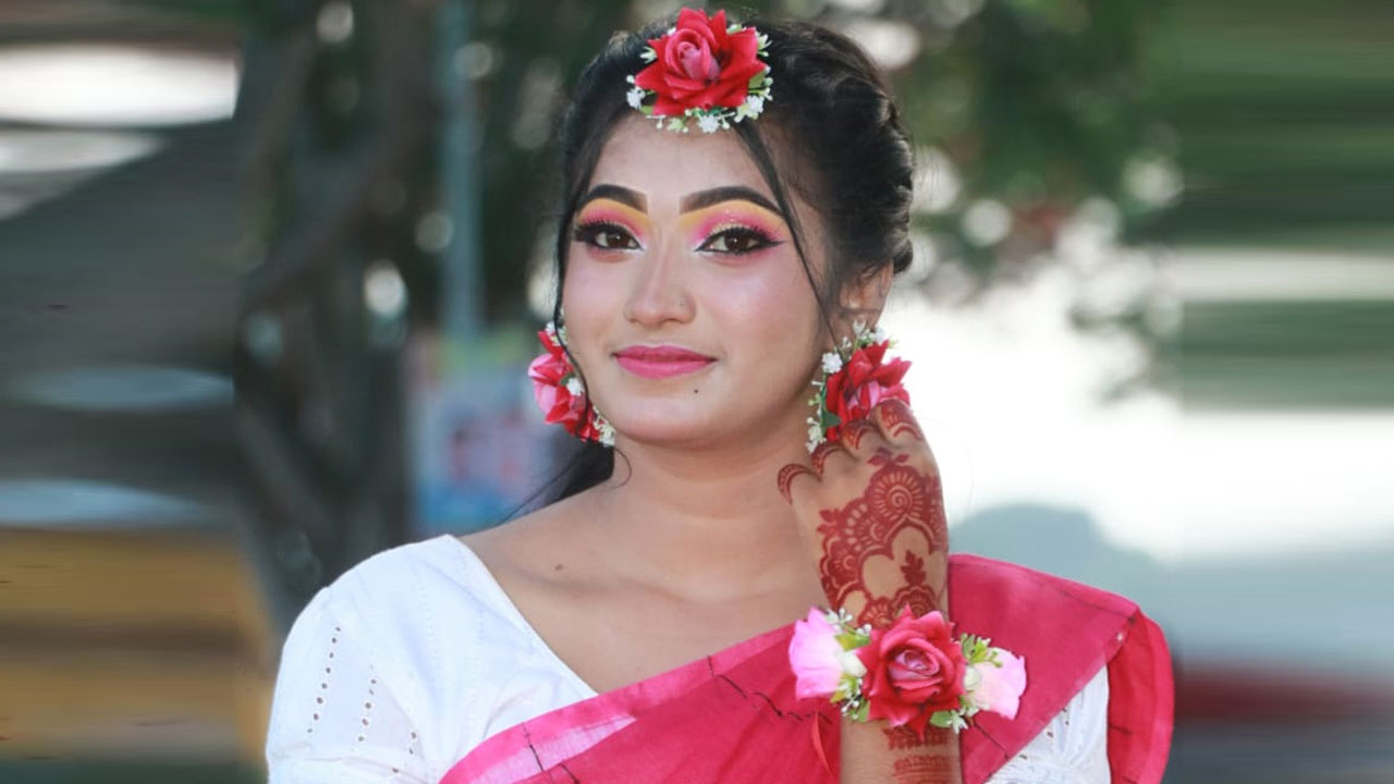 বন্ধুর সঙ্গে মোটরসাইকেলে ঘুরতে গিয়ে চাকায় ওড়না পেঁচিয়ে তরুণীর মৃত্যু