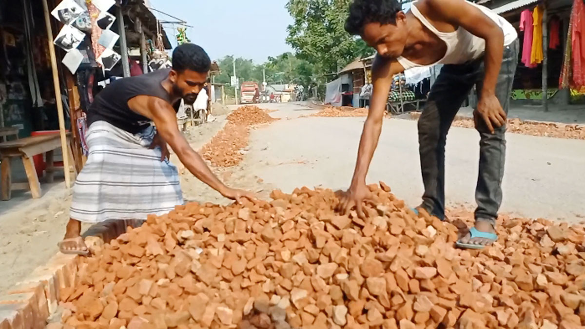 চট্টগ্রাম–কাপ্তাই সড়ক উন্নয়ন কাজে ব্যবহার হচ্ছে নিম্নমানের ইট