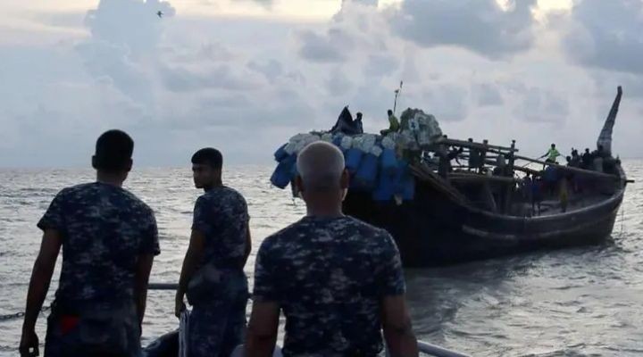 ভাসমান অবস্থায় ট্রলার সহ ২৪ জন জেলেকে উদ্ধার করেছে নৌবাহিনী