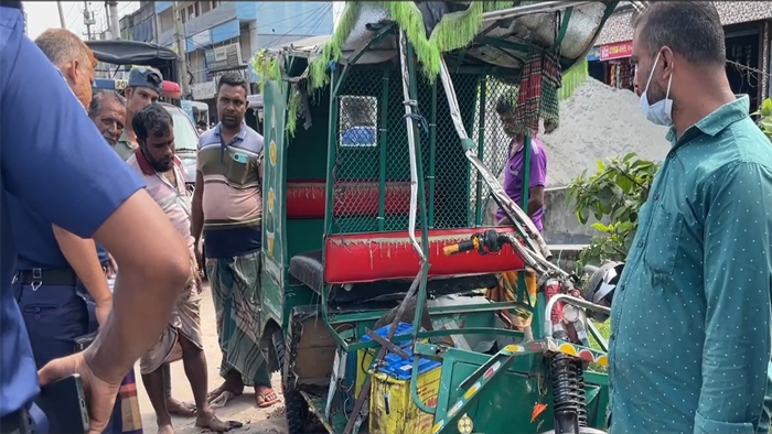 মির্জাপুরে বাসের চাপায় অটোরিকশা চালক ও যাত্রী নিহত