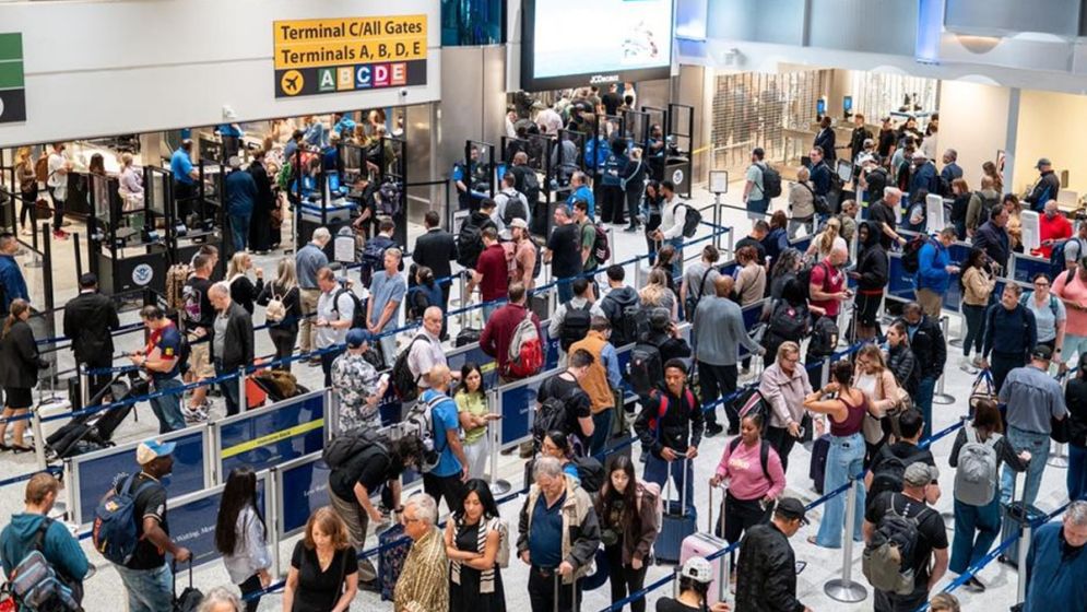 চলমান শাটডাউনের বিমানবন্দরগুলোতে ভোগান্তি