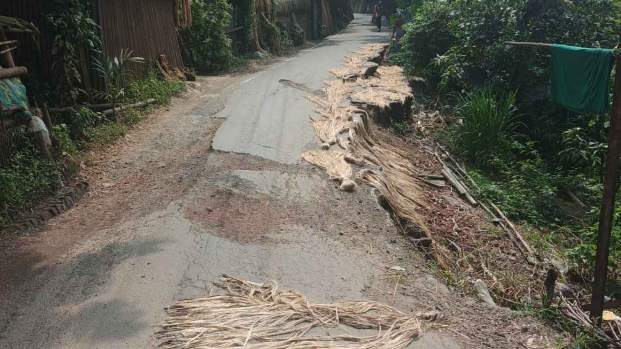 গোপালগঞ্জ নির্মাণ ব্যয়ের দশ গুণ অর্থ খরচ করেও সড়কের দুর্ভোগ কাটেনি