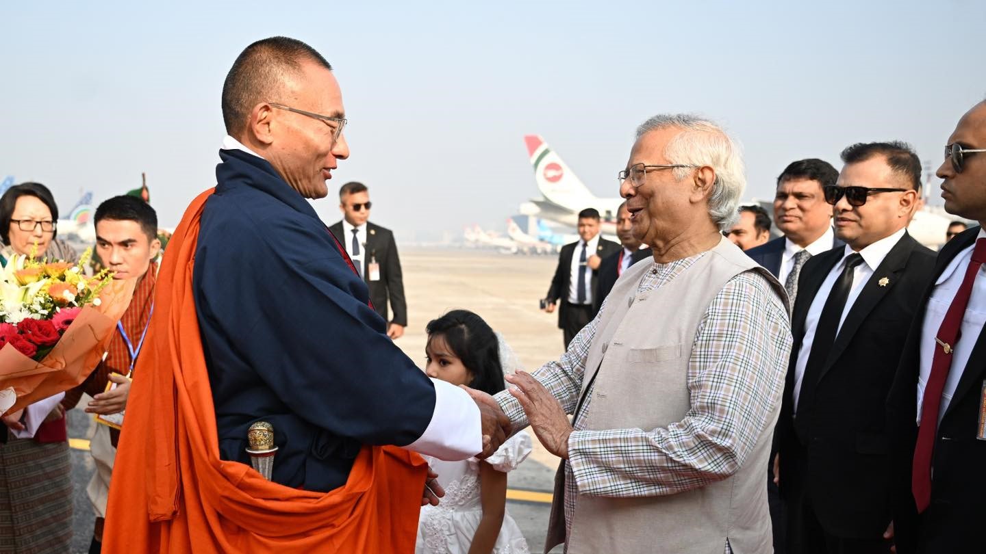 রাষ্ট্রীয় সফরে ঢাকায় পৌঁছেছেন ভুটানের প্রধানমন্ত্রী শেরিং টোবগে
