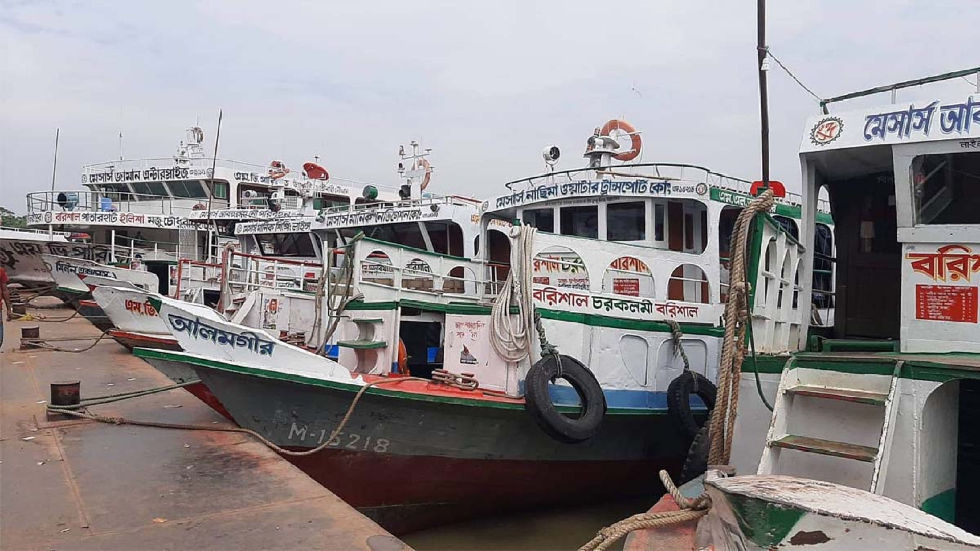 আবহাওয়া অনুকূলে না আসা পর্যন্ত বরিশালে লঞ্চ চলাচল বন্ধ