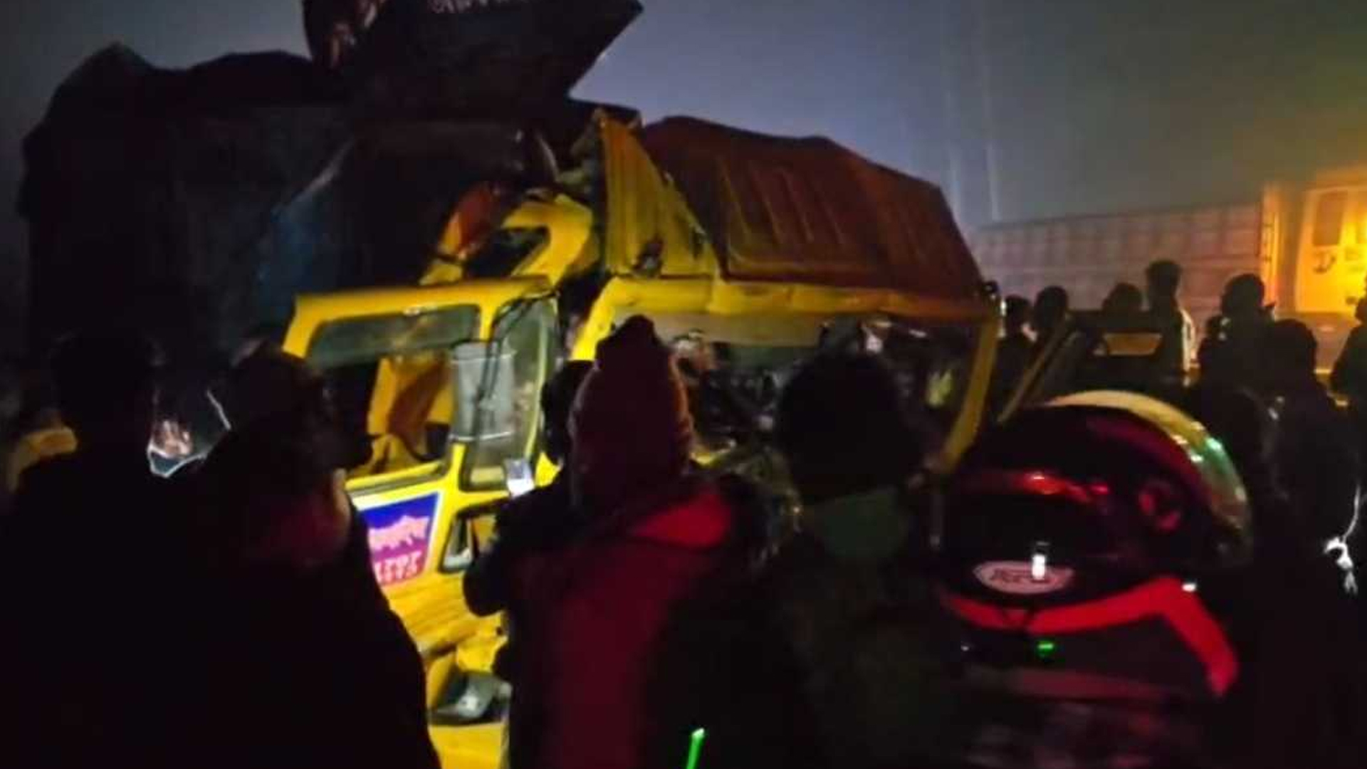 কাভার্ডভ্যানের পেছনে ট্রাকের ধাক্কা,নিহত ২