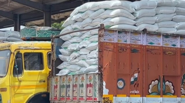 তিন মাসে বেনাপোল দিয়ে ১৮০১১ মেট্রিক টন চাল আমদানি, প্রভাব নেই খুচরা বাজারে