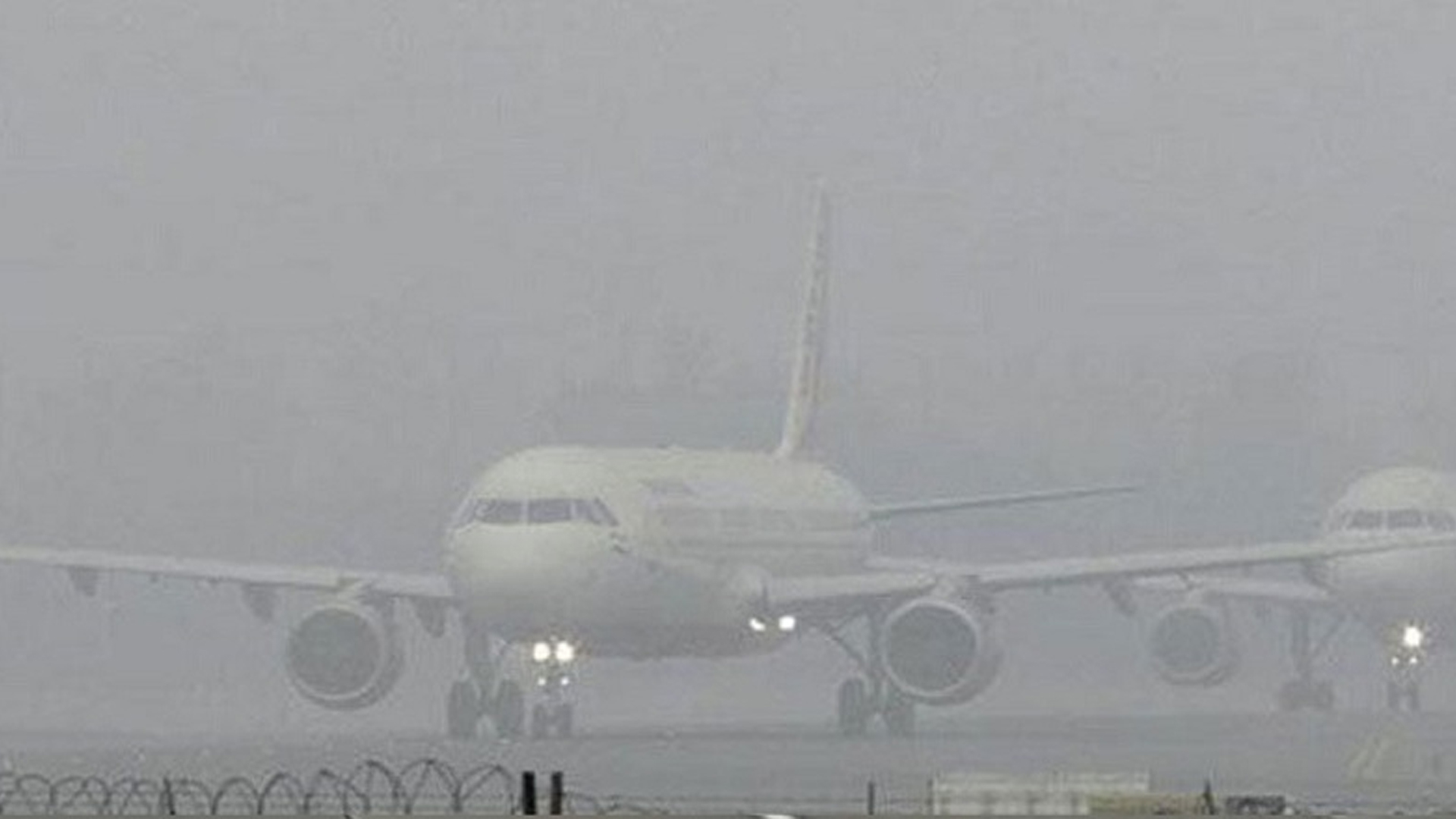 ঢাকায় নামতে না পেরে ৫ ফ্লাইট গেল কলকাতা