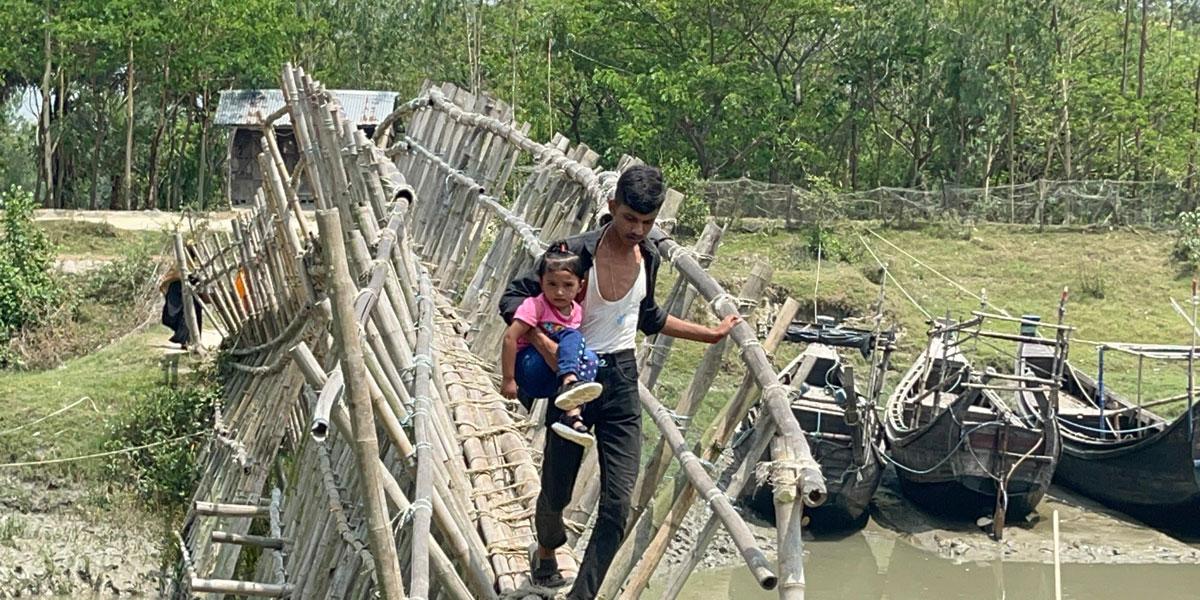 নড়বড়ে বাঁশের সাঁকোই ভরসায় ২০ হাজার মানুষের পারাপার