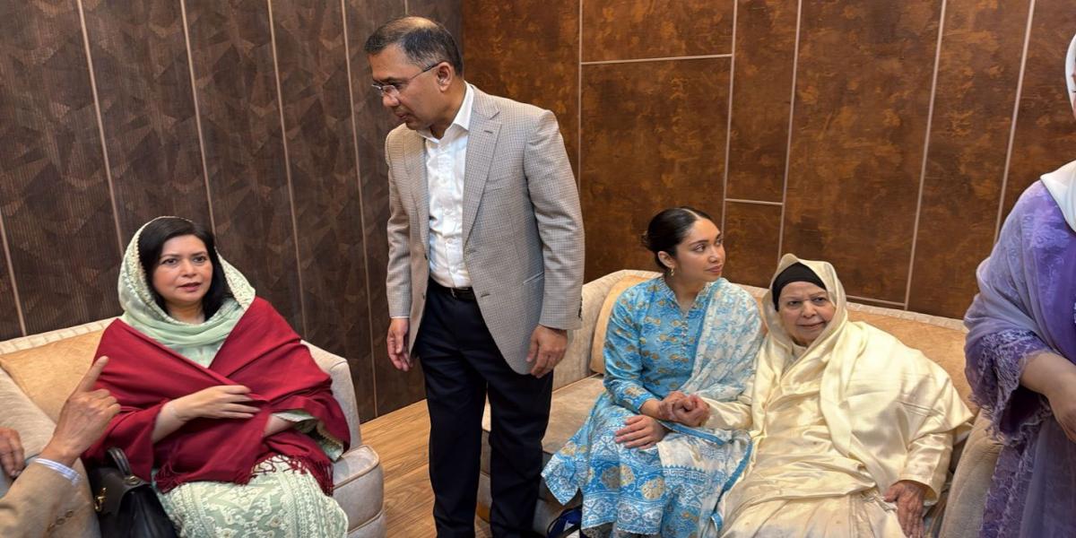 তারেক রহমানকে বরণ করলেন বিএনপির সিনিয়র নেতারা