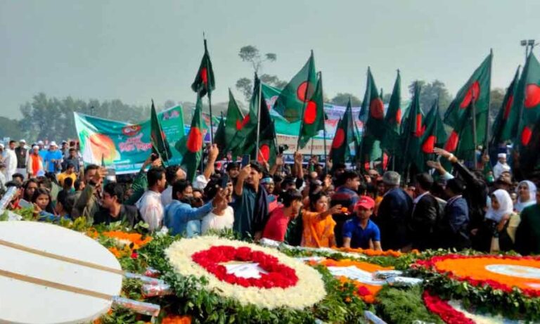 জাতীয় স্মৃতিসৌধে সর্বস্তরের মানুষের শ্রদ্ধা