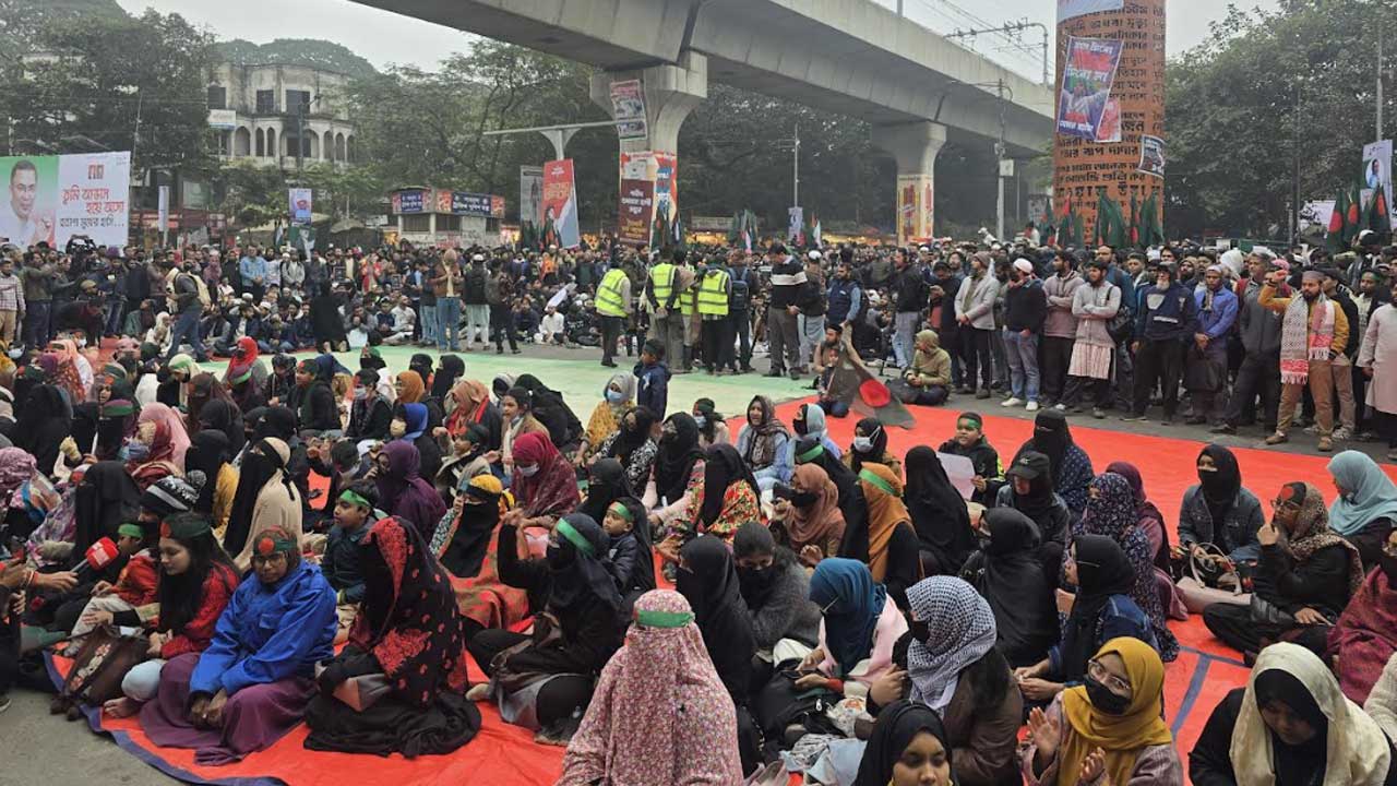 শহীদ হাদি হত্যার বিচার দাবিতে চতুর্থ দিনের মতো শাহবাগ অবরোধ