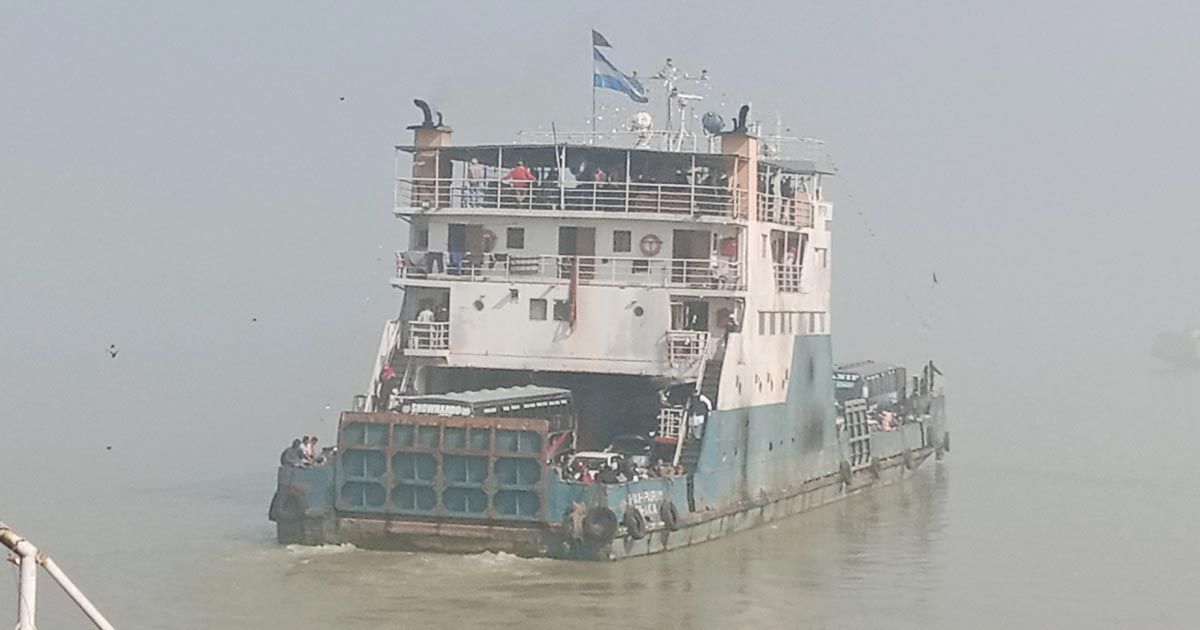 দৌলতদিয়া-পাটুরিয়া নৌরুটে ফেরি চলাচল বন্ধ