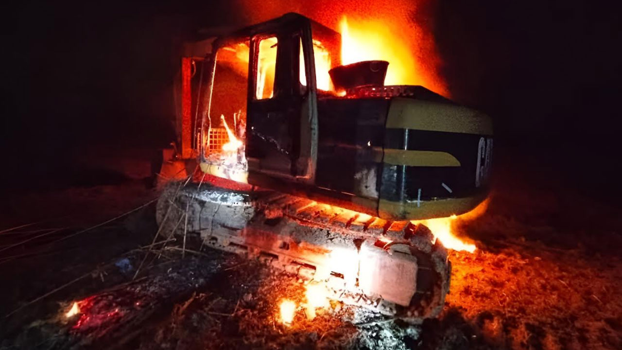 জমি নিয়ে বিরোধে ভেকু-মোটরসাইকেলে আগুন