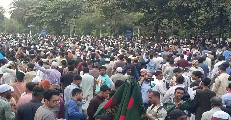 বিক্ষুব্ধ প্রাণের পথ মিলেছে ইনকিলাব মঞ্চের মুখপাত্র শরিফ ওসমান হাদির জানাজায়