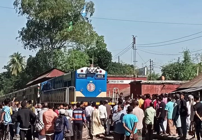 বগুড়ায় লালমনিরহাটগামী পদ্মরাগট্রেনের ধাক্কায় মা-ছেলের মৃত্যু