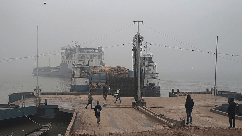 কুয়াশা কেটে দৌলতদিয়া-পাটুরিয়া নৌরুটে ফেরি চলাচল শুরু