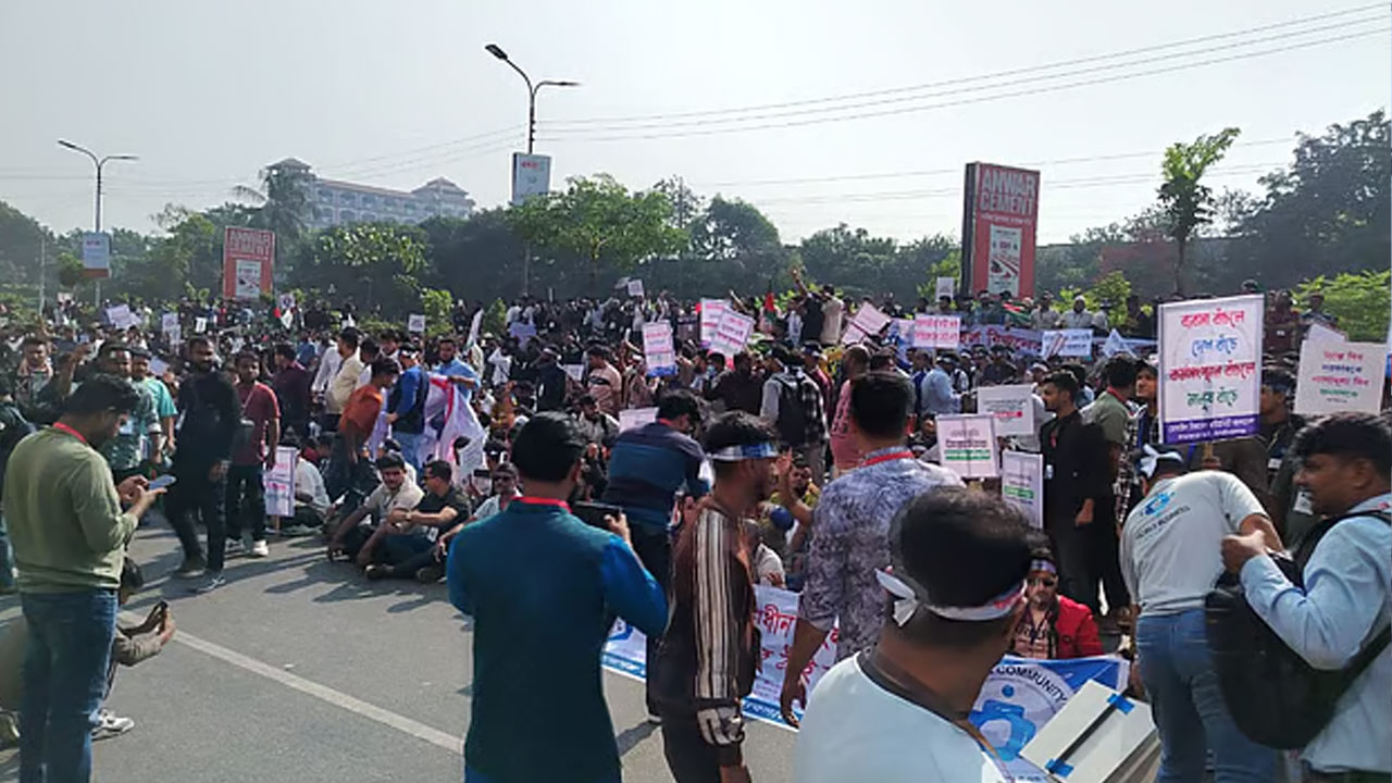 মোবাইল ফোন ব্যবসায়ীদের বিটিআরসি ঘেরাও, চরম দুর্ভোগে মানুষ