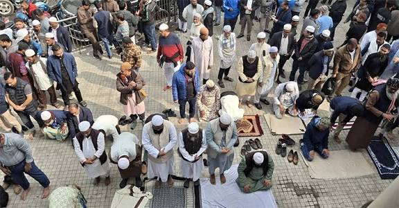 খালেদা জিয়ার জানাজা: মেট্রোরেল স্টেশনের নিচে মানুষের জোহরের নামাজ আদায়