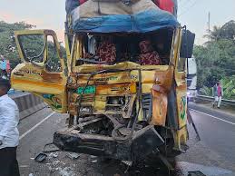 সীতাকুণ্ডে ট্রাক ও লরি দুর্ঘটনায় ট্রাকচালক নিহত