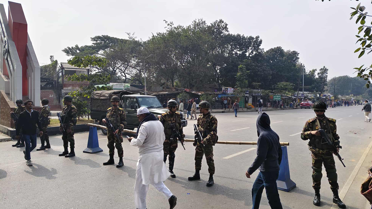 রাজধানীজুড়ে মানুষের ঢল আগারগাঁও থেকে যান চলাচল বন্ধ
