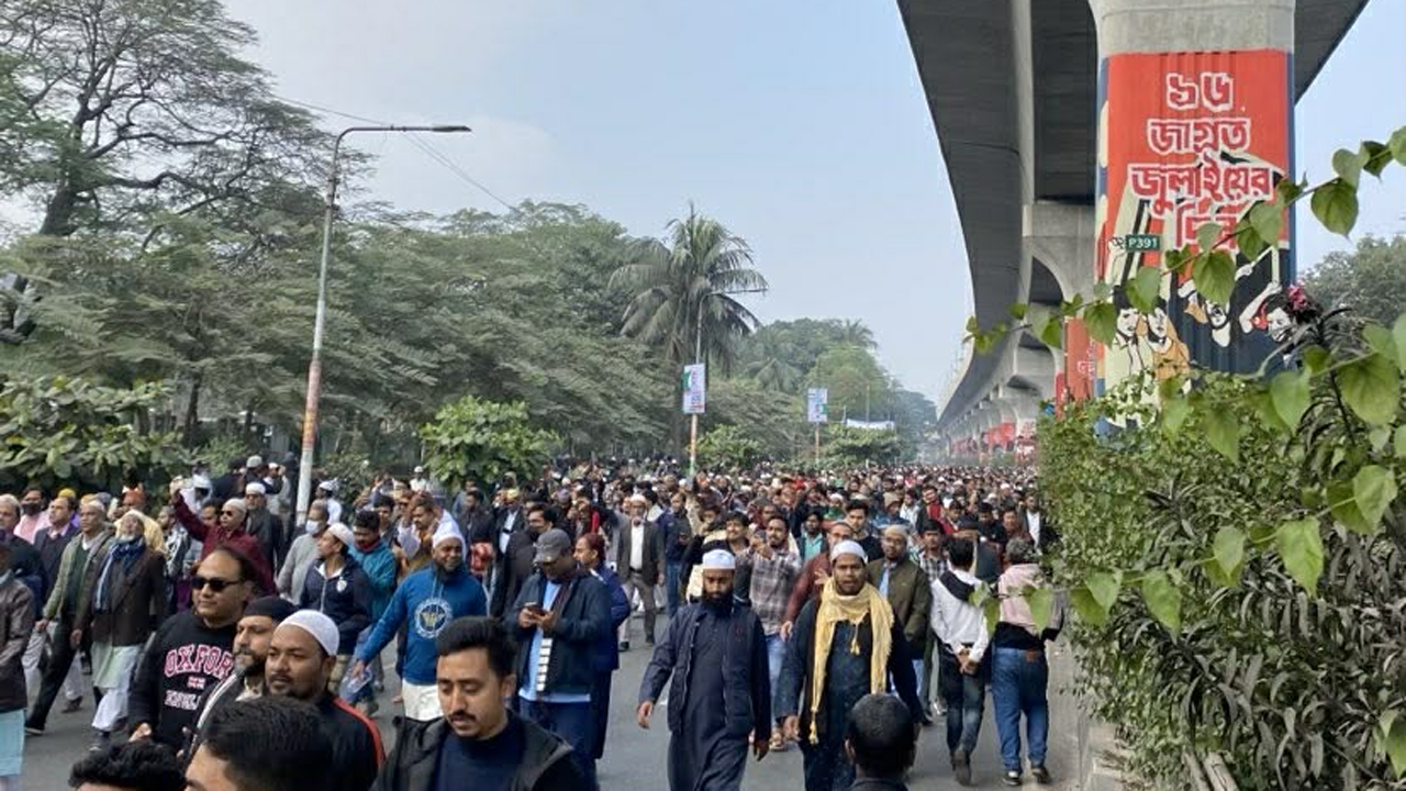 সংসদ এলাকায় জায়গা না পেয়ে বিভিন্ন সড়কে হাজারো মানুষ