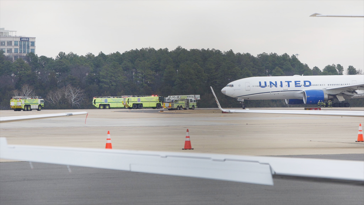 উড্ডয়নের পরপর ইঞ্জিন বিকল,বিমানের জরুরি অবতরণ
