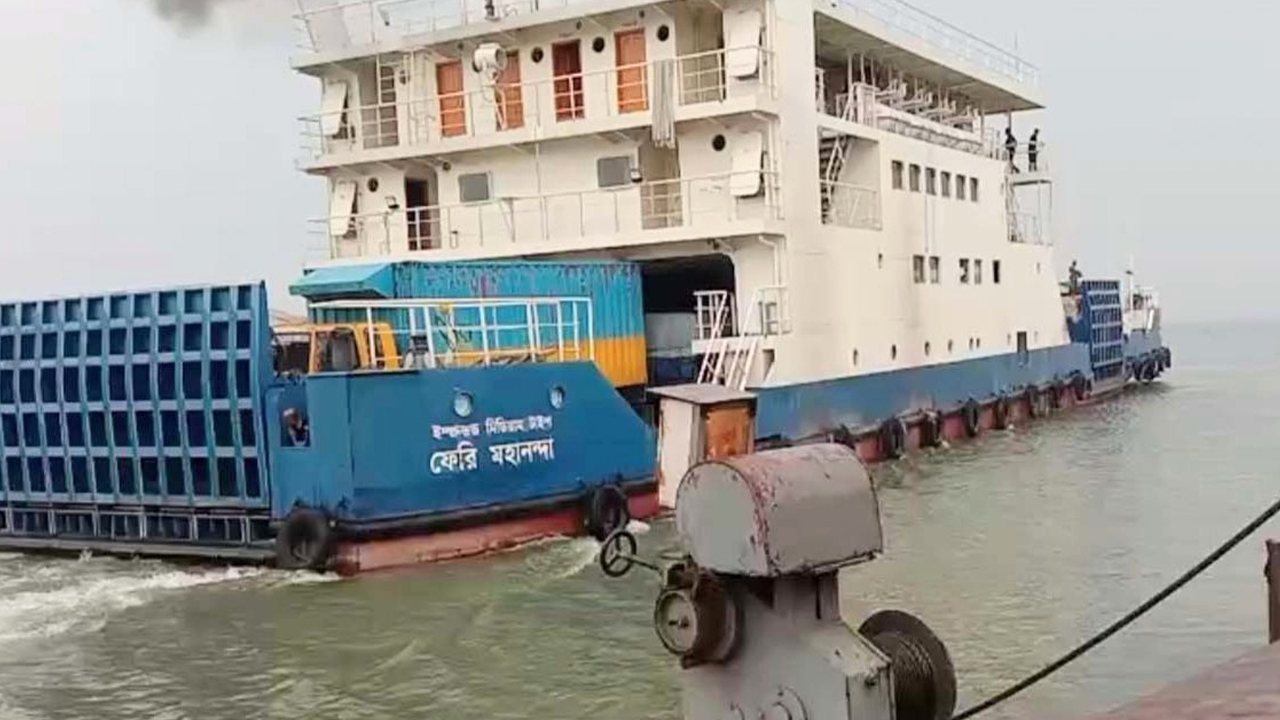 সাড়ে ৬ ঘণ্টা পর শরীয়তপুর-চাঁদপুর নৌরুটে ফেরি চলাচল শুরু