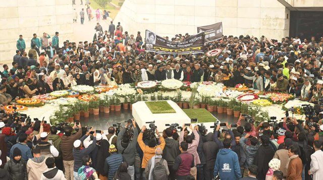খালেদা জিয়ার কবর জিয়ারত করতে মানুষের ঢল