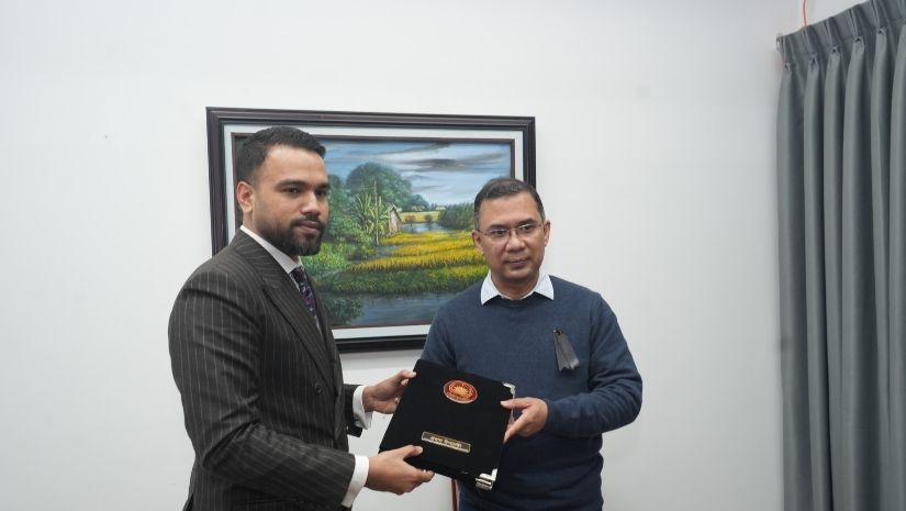 খালেদা জিয়ার মৃত্যুতে প্রধান উপদেষ্টার শোকবার্তা হস্তান্তর