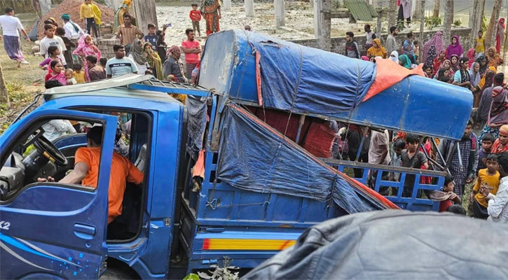 ফরিদপুরে ট্রেনের ধাক্কায় পিকআপ ভ্যানে থাকা দুই ভাইসহ নিহত ৩