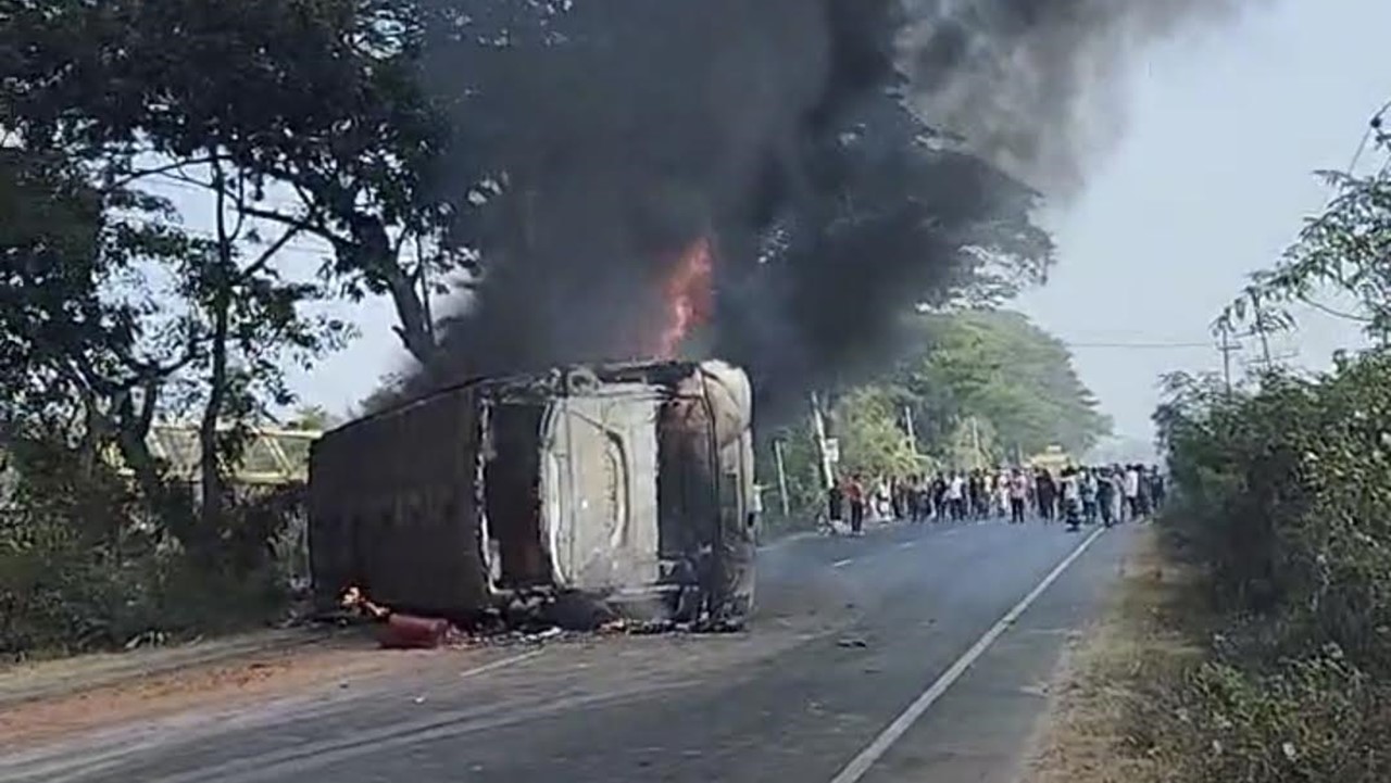 কুমিল্লায় নিয়ন্ত্রণ হারিয়ে চলন্ত বাসে আগুন, নিহত ৪