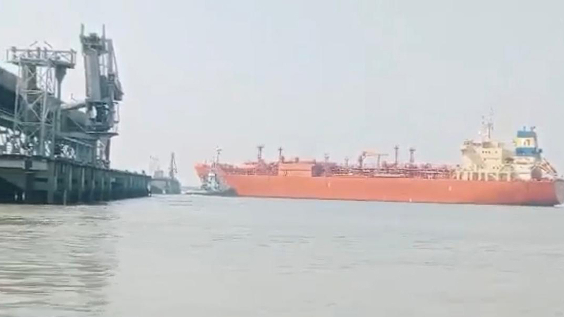চট্টগ্রাম বন্দরে ভয়াবহ দুর্ঘটনা থেকে রক্ষা এলপিজি গ্যাস বহনকারী জাহাজের