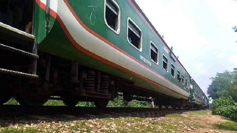 ইঞ্জিন থেকে বগি বিচ্ছিন্নের ঘটনায়,উত্তরবঙ্গের সঙ্গে সারাদেশের ট্রেন যোগাযোগ বন্ধ