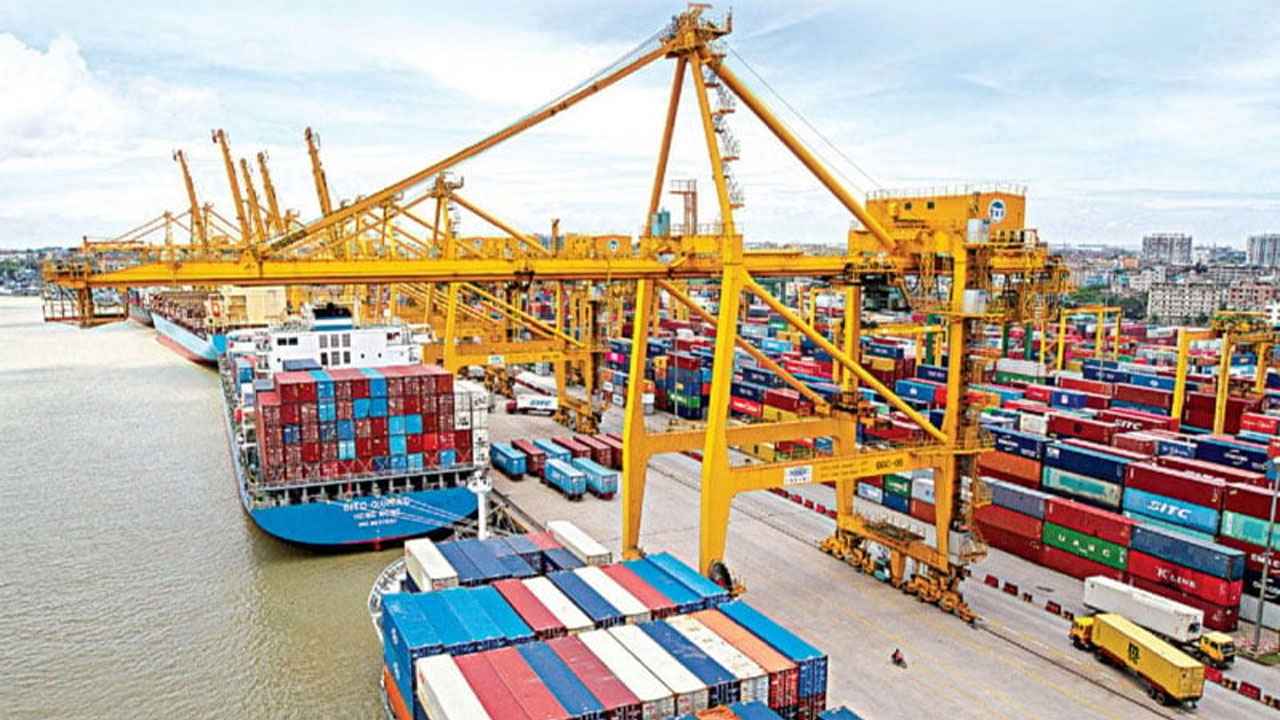 চট্টগ্রাম বন্দরে শ্রমিক-কর্মচারীদের ধর্মঘট শুরু,কঠোর অবস্থানে প্রশাসন