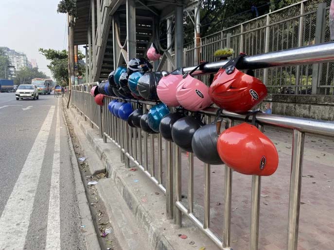 ফুটপাতে সস্তায় মামলা ঠেকানোর হেলমেটে বাইকারদের স্বস্তি, যাত্রীদের শঙ্কা