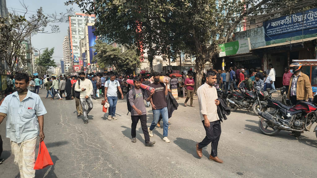 ‘আমরা তো আইন করি না, রাস্তা বন্ধ করে আমাদের কেন কষ্ট দেওয়া হচ্ছে’