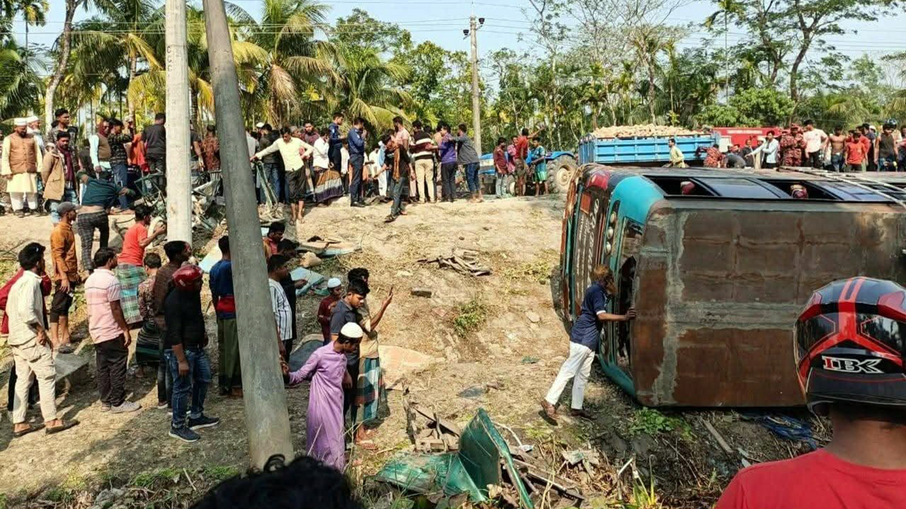 ভোলায় বাস-অটোরিকশার সংঘর্ষে নিহত বেড়ে ৪