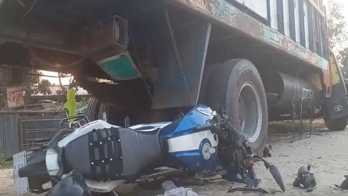 আখড়ায় ট্রাকের ধাক্কায় মোটরসাইকেলে থাকা দুই বন্ধু নিহত