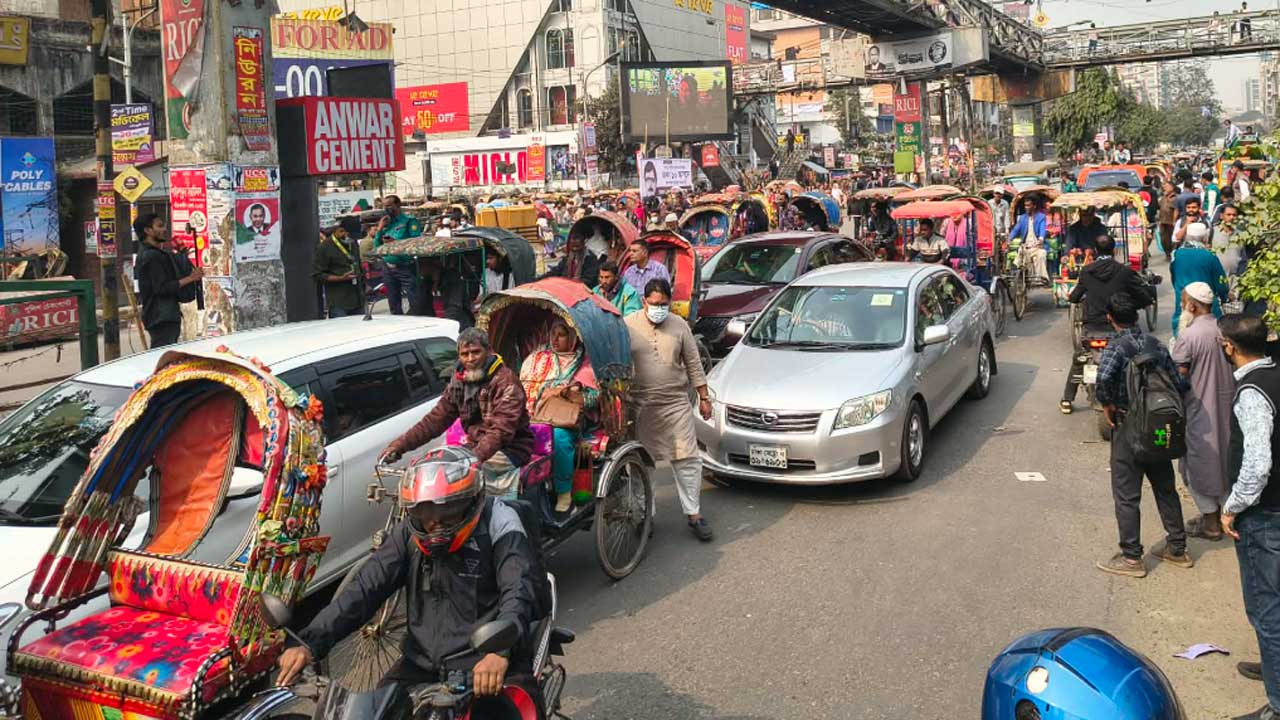 নিউমার্কেট এলাকায় যান চলাচল স্বাভাবিক