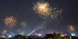 নিষেধাজ্ঞা অমান্য করে ঢাকা শহরজুড়ে আতশবাজি ফাটালো নগরবাসী