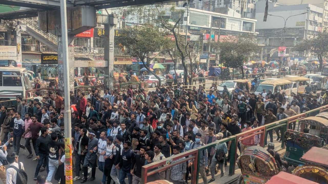 সাত কলেজের শিক্ষার্থীদের সড়ক অবরোধে অচল ঢাকা