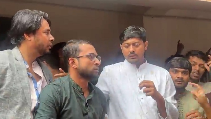 নাসীরুদ্দীন পাটওয়ারীর ওপর ফের ডিম নিক্ষেপ