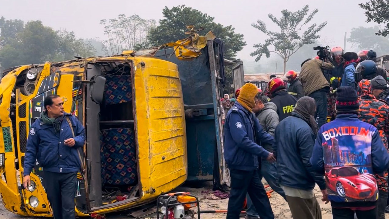 রাজশাহীতে ট্রাক উল্টে নিহত ৪, আহত রায়হানের বিচ্ছিন্ন দুটি পা পাওয়া যাচ্ছে না