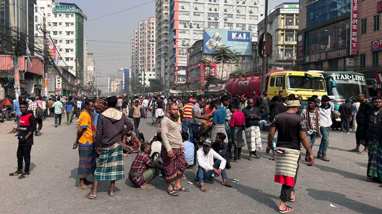 বাড্ডায় অটোরিকশা চালকদের সড়ক অবরোধ,ভোগান্তি